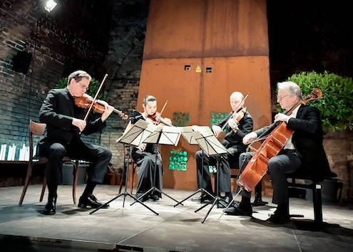Ein Musikquartett spielt im Loisium klassische Musik